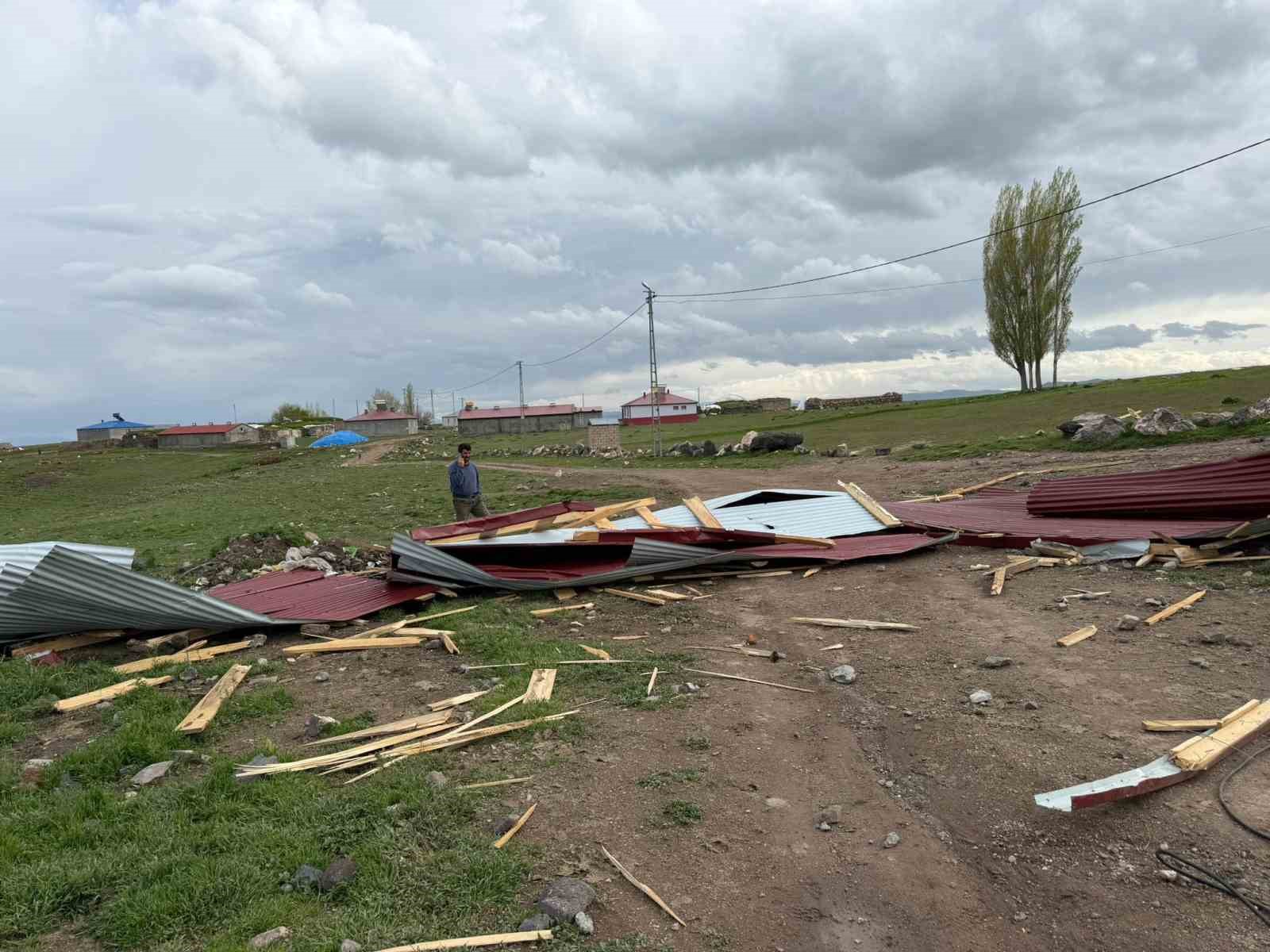 Kars&rsquo;ta fırtına &ccedil;atıyı u&ccedil;urdu
