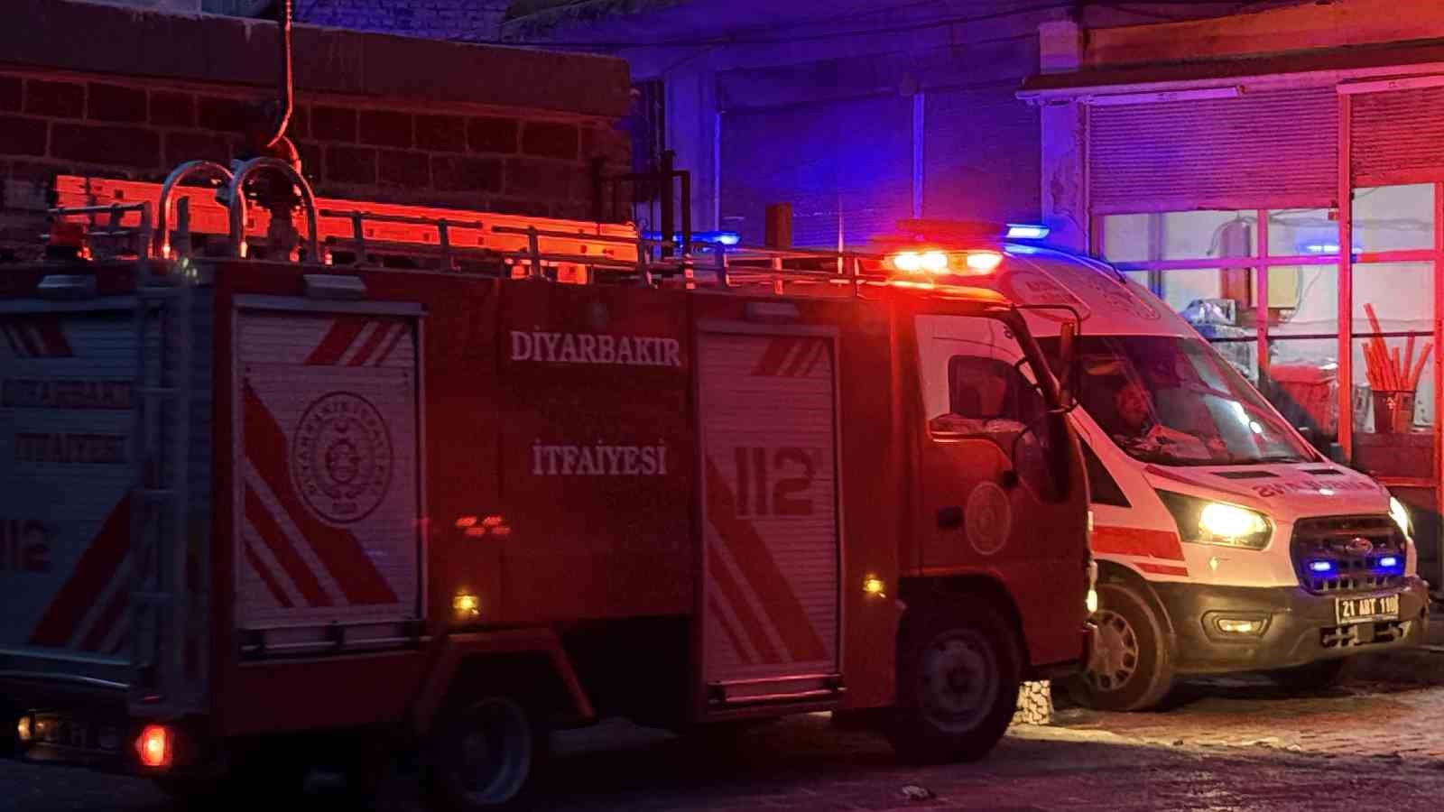 Diyarbakır&rsquo;da ev yangını: İtfaiye eri yaralandı, 2 kişi dumandan etkilendi
