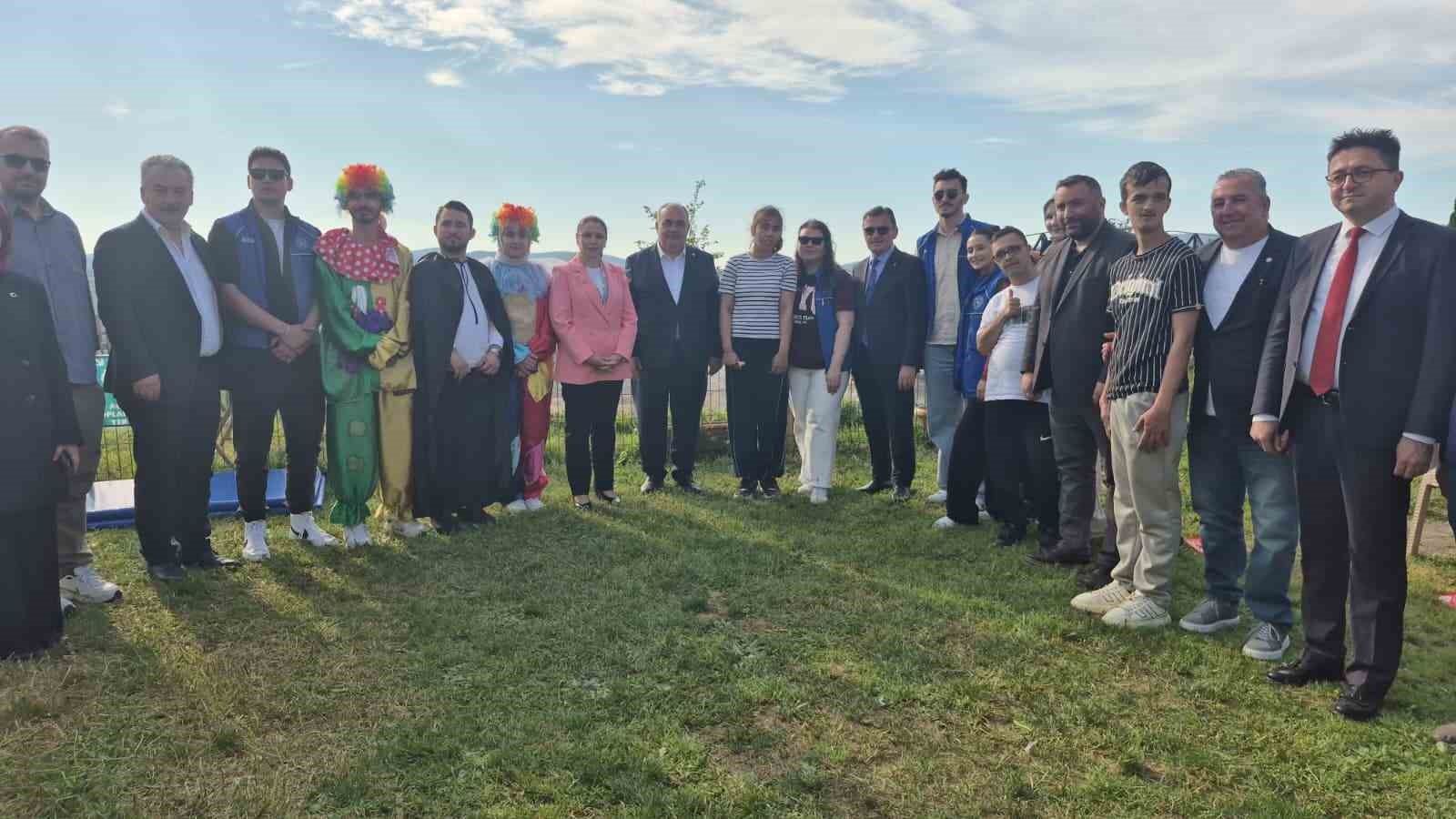 Valiyi &ccedil;ok sevdiğini s&ouml;yleyen engellinin duygulandıran mutluluğu
