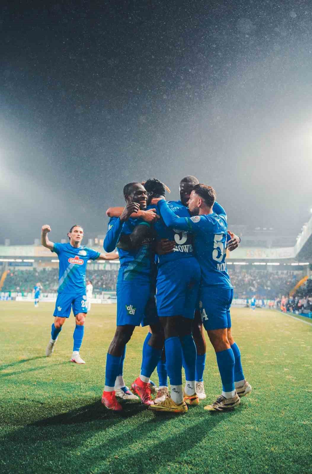 Tredyol S&uuml;per Lig: &Ccedil;aykur Rizespor: 2 - Beşiktaş: 0 (İlk yarı)
