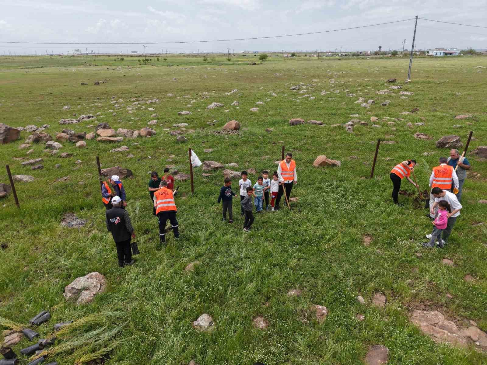Eğil Belediyesi personelleri &ouml;ğrencilerle fidan dikti
