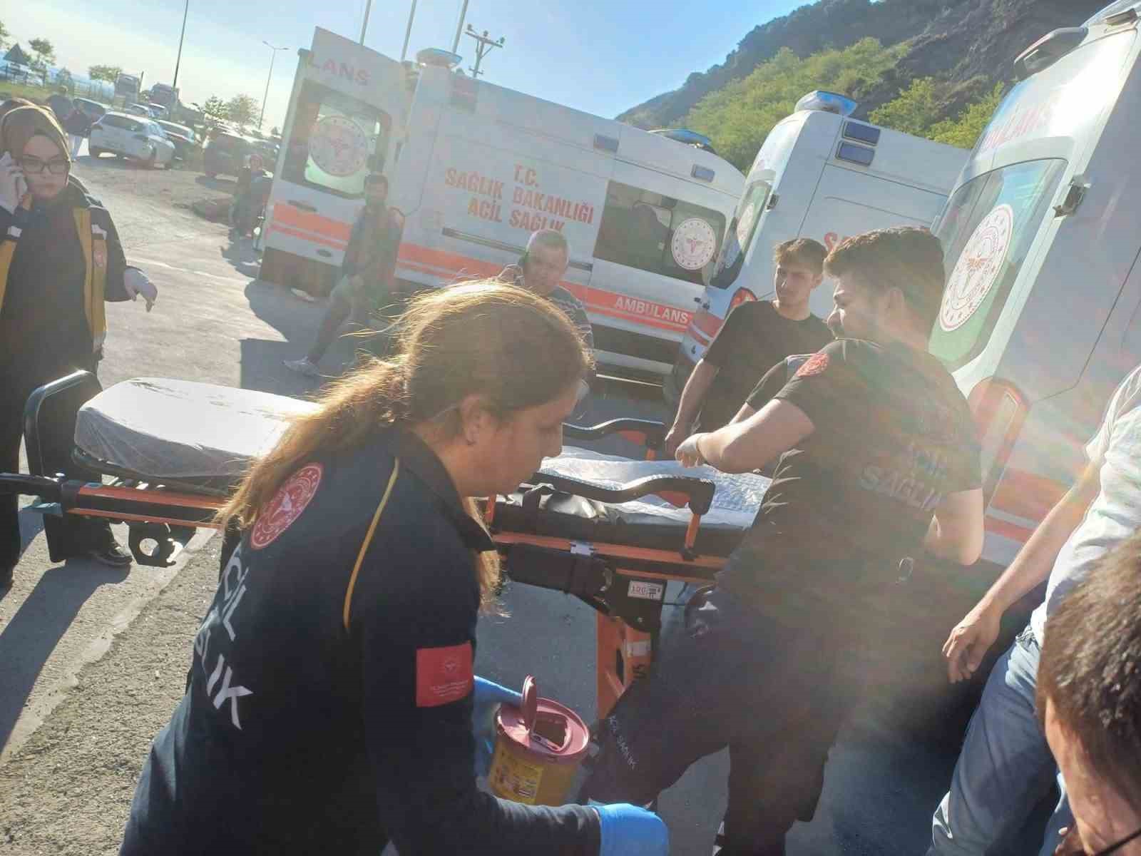 Zonguldak’ta akaryakıt istasyonuna dalan otomobil dehşet saçtı: 5’i çocuk 6 yaralı
