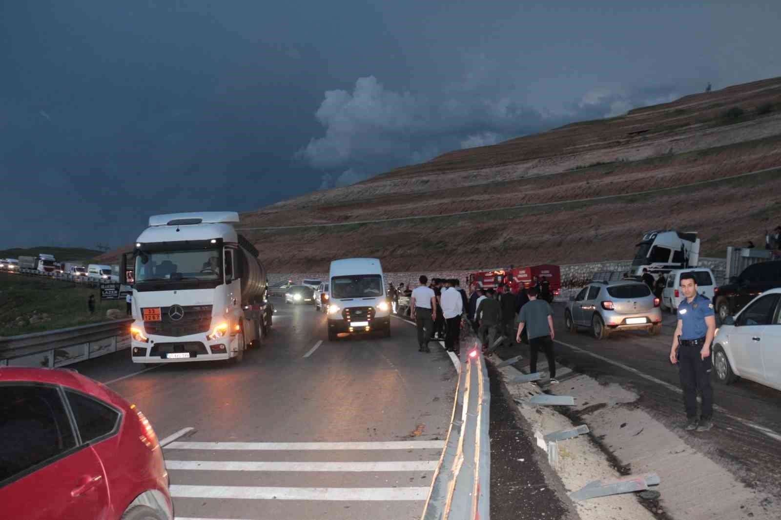 Cizre&rsquo;de peş peşe kazalardan sonra vatandaşlar karayolunu ulaşıma kapattı
