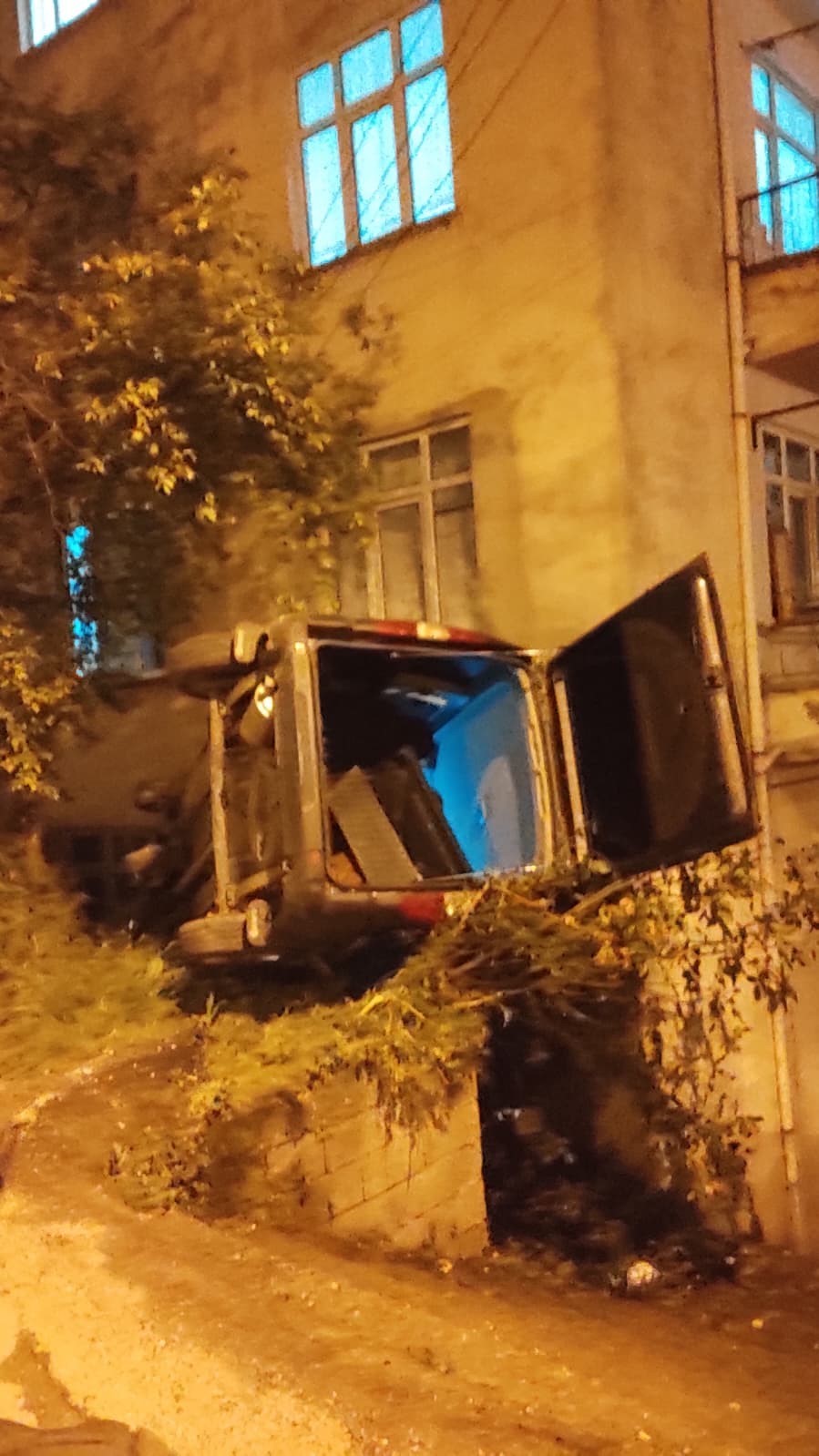 Freni boşalan ara&ccedil; apartman boşluğuna d&uuml;şt&uuml;

