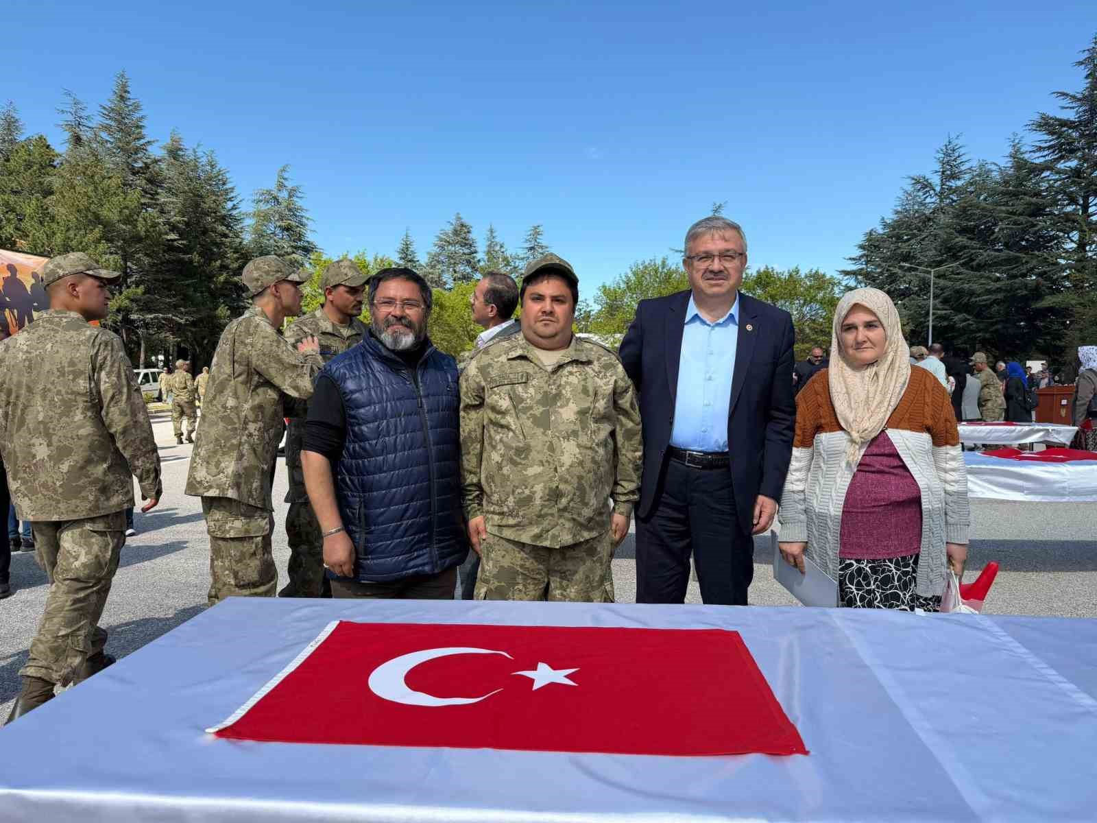 Bir günlüğüne asker olmanın gururunu yaşadılar

