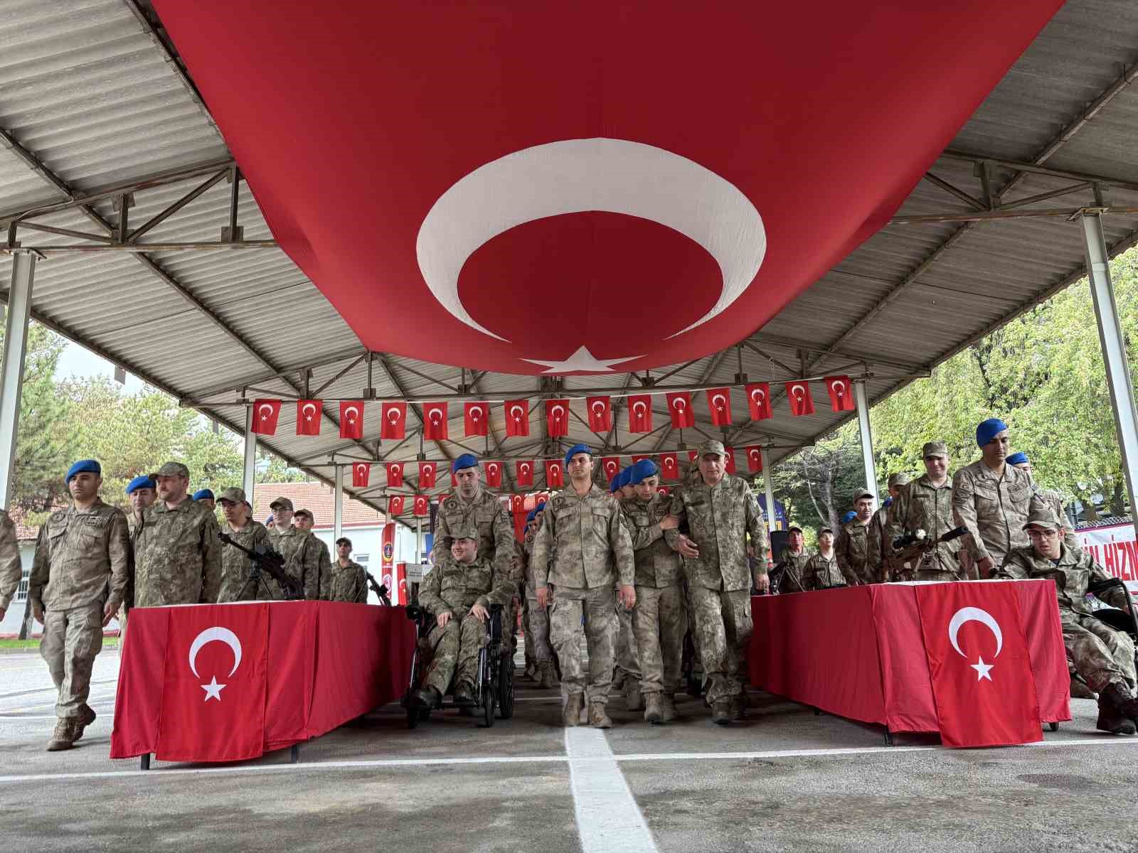 Özel bireyler üniforma giyip yemin etmenin gururunu yaşadı
