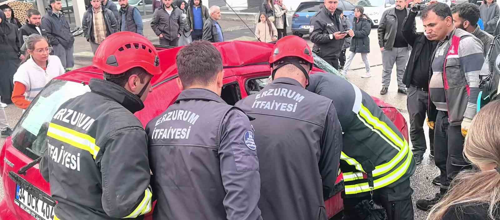 Halk otobüsü ile otomobil çarpıştı: 4 yaralı