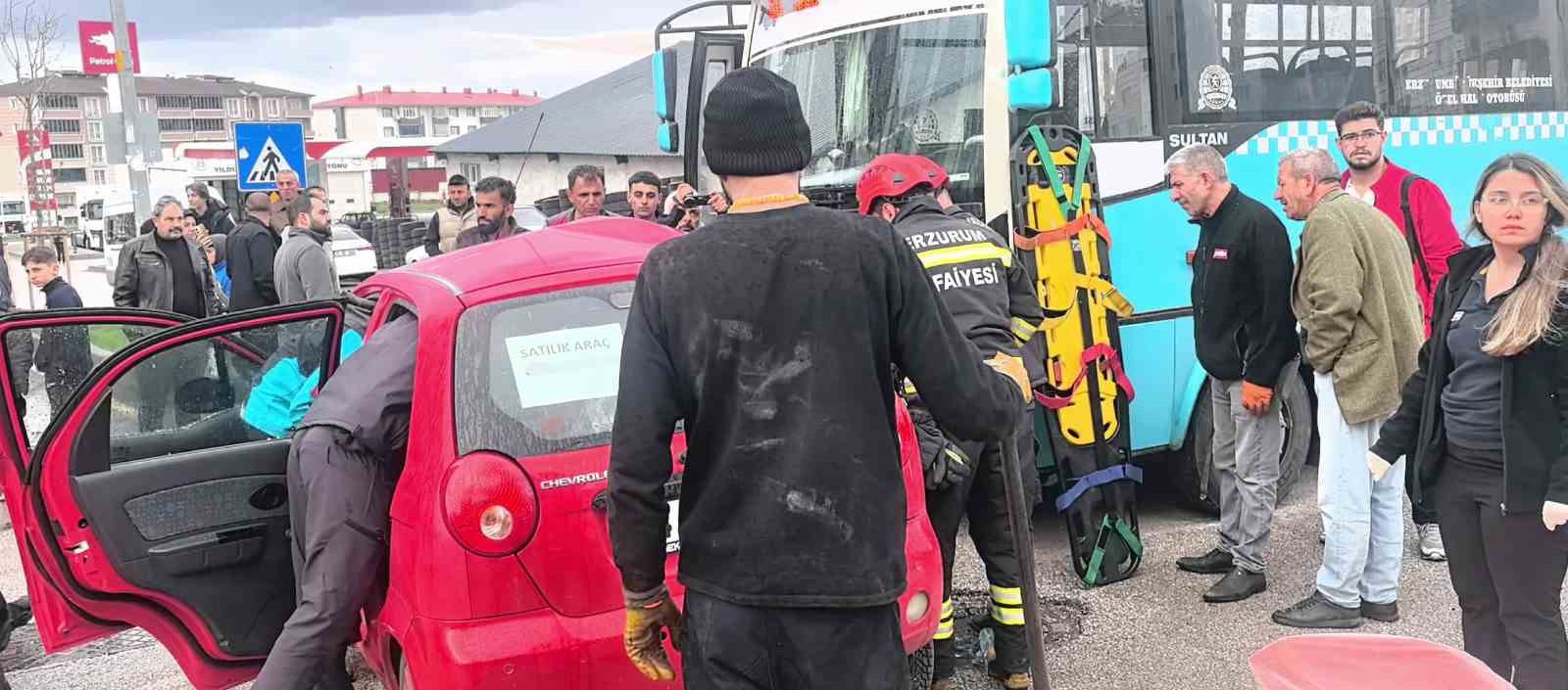 Halk otobüsü ile otomobil çarpıştı: 4 yaralı
