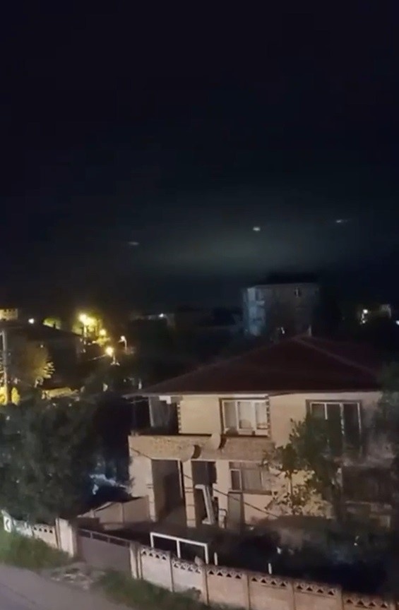 Sakarya&rsquo;da g&ouml;ky&uuml;z&uuml;nde g&ouml;r&uuml;len ışıklar merak uyandırdı
