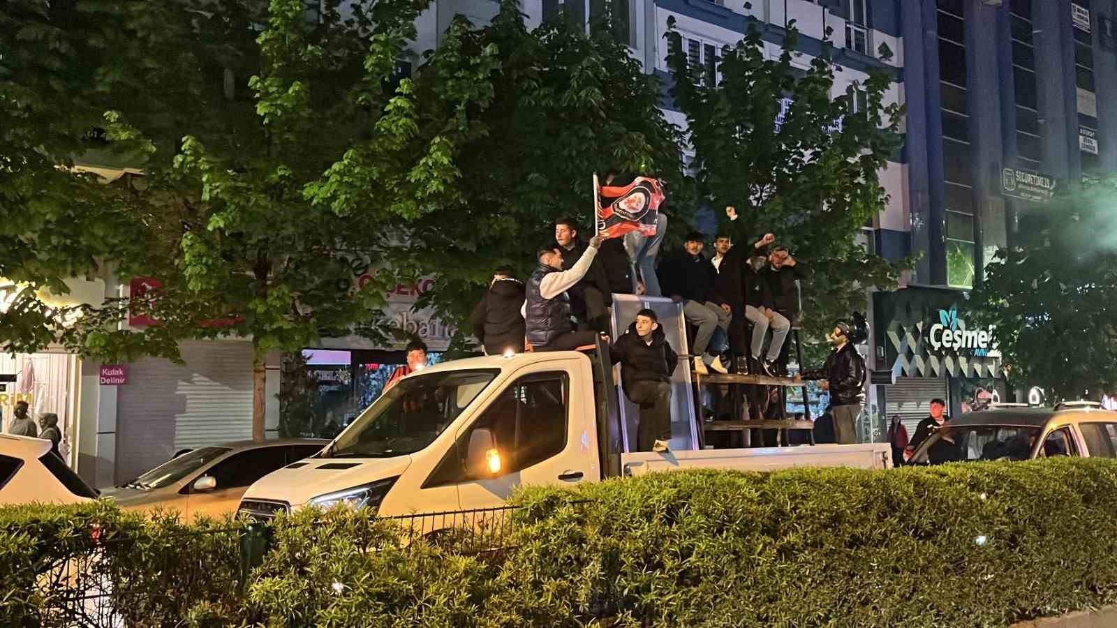 &Ccedil;orum FK taraftarları yarı final galibiyetini coşkuyla kutladı
