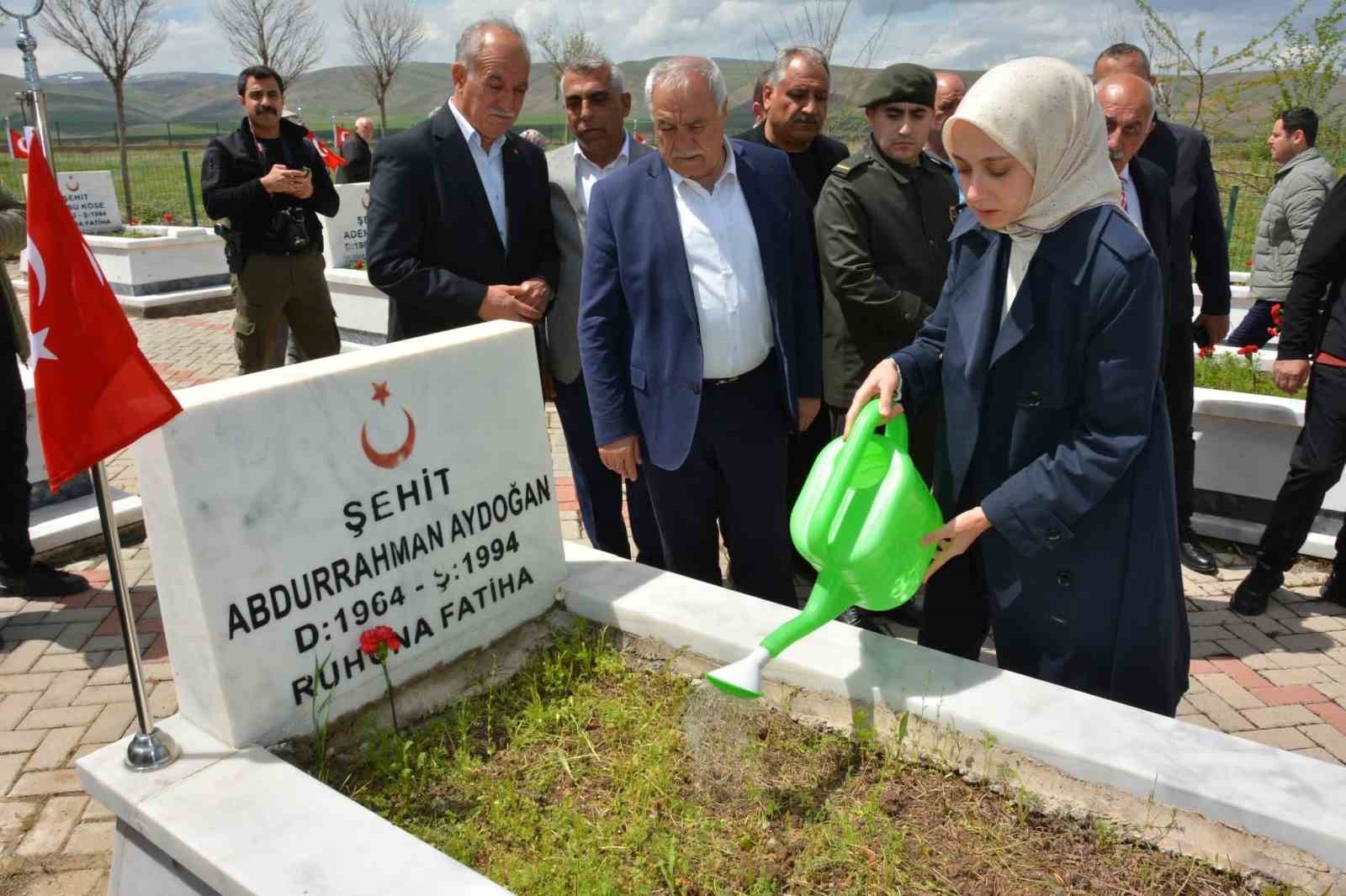 Edeb&uuml;k şehitleri kabirleri başında anıldı
