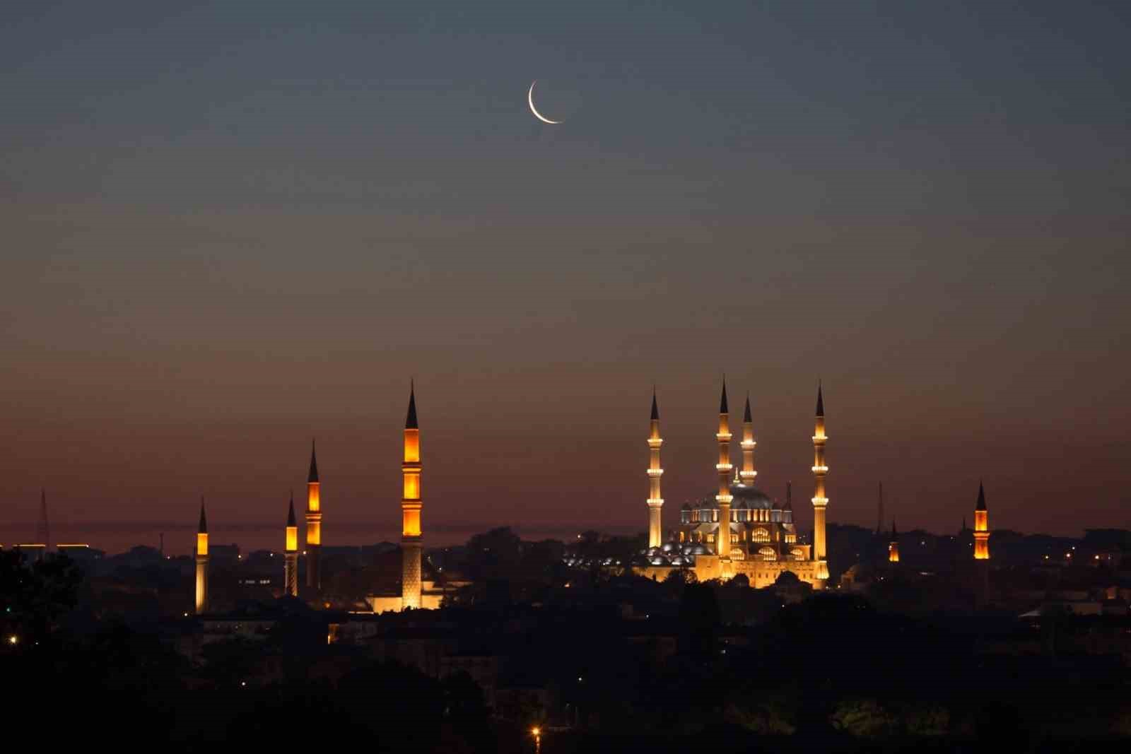 Selimiye&rsquo;de hilalli sabah, objektiflere yansıdı
