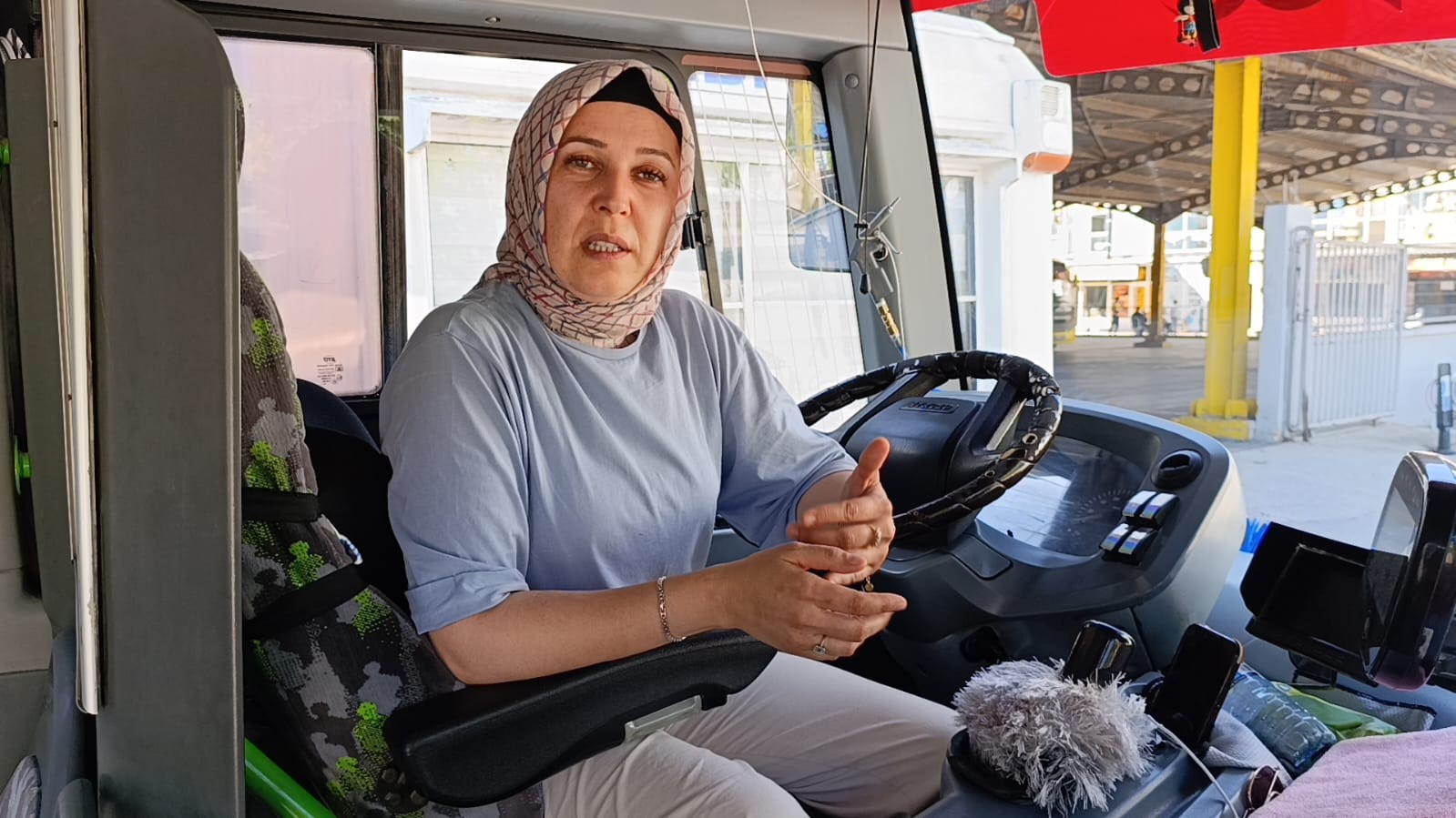 Yolcusu fenalık ge&ccedil;irince kadın şof&ouml;r rotayı hastaneye &ccedil;evirdi
