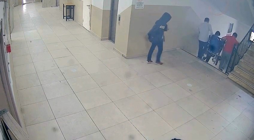 Asansör bozulunca engelli öğrencisini sırtında taşıdı
