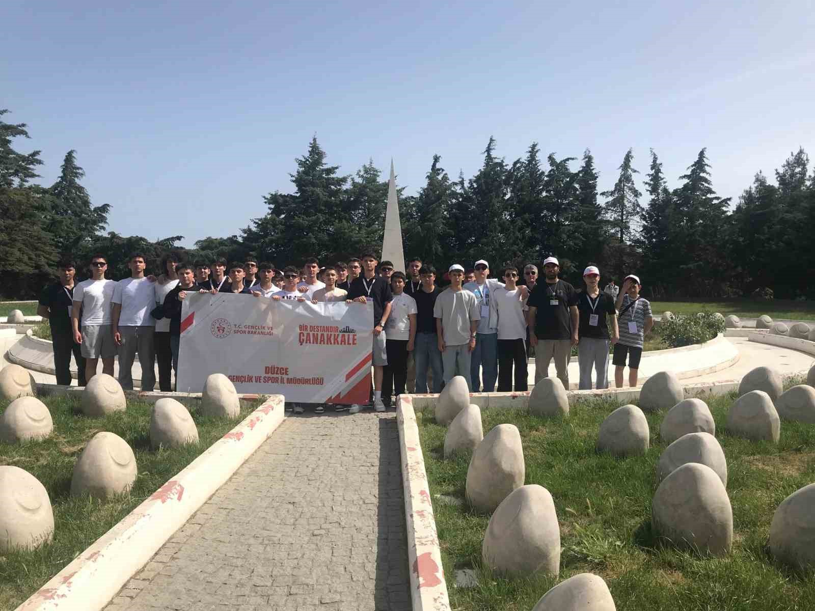 D&uuml;zceli gen&ccedil;ler &Ccedil;anakkale ruhunu yerinde yaşadı
