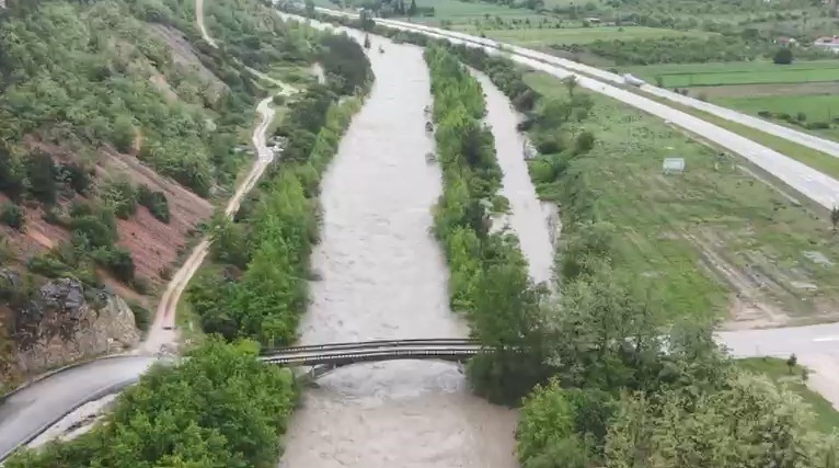 Kelkit &Ccedil;ayı&rsquo;ndaki debi artışı havadan g&ouml;r&uuml;nt&uuml;lendi
