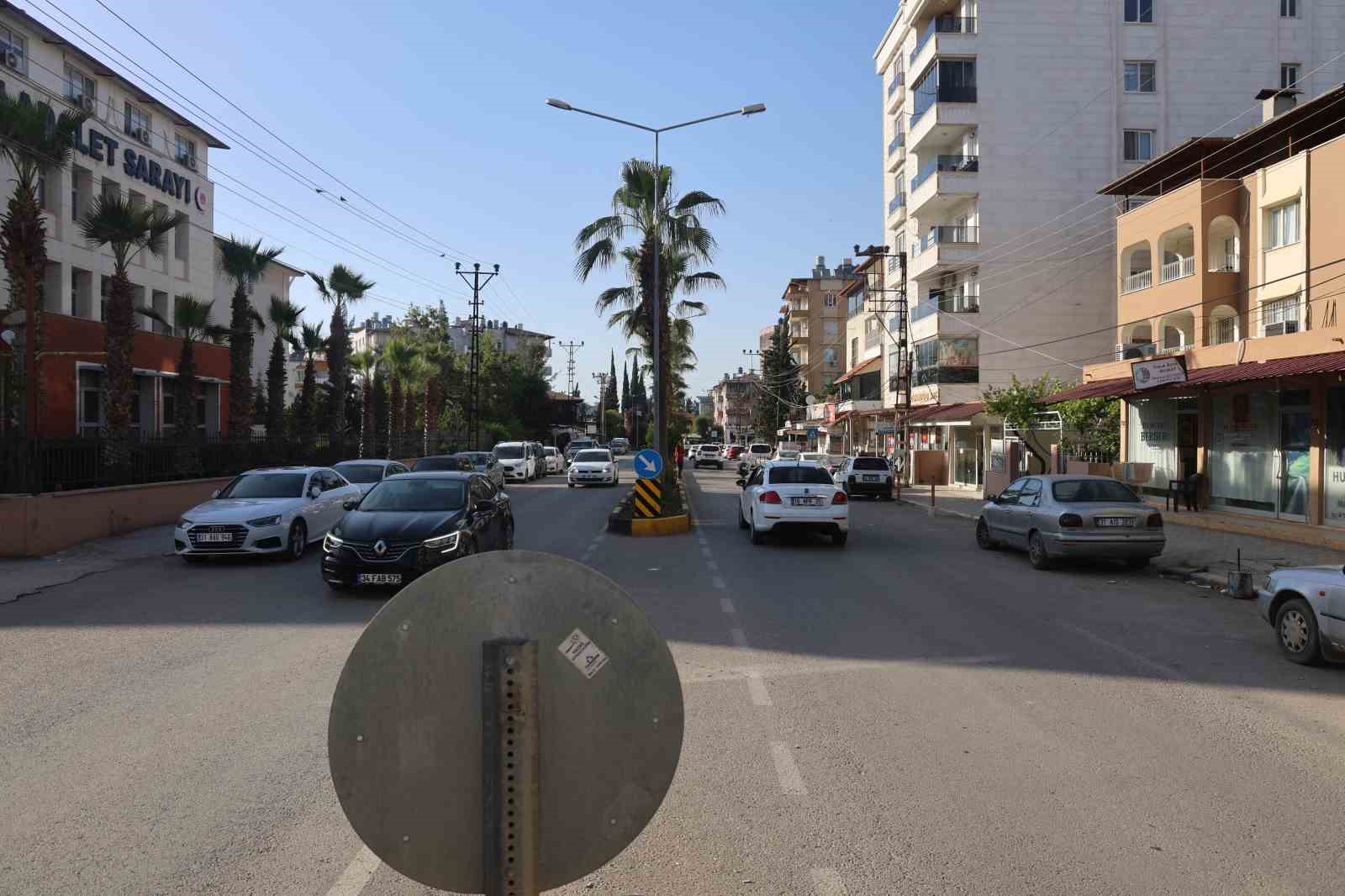 Park halindeki araca çarparak mopedden yere savrulan biri çocuk 2 kişi, sürücünün dikkatiyle ezilmekten kurtuldu
