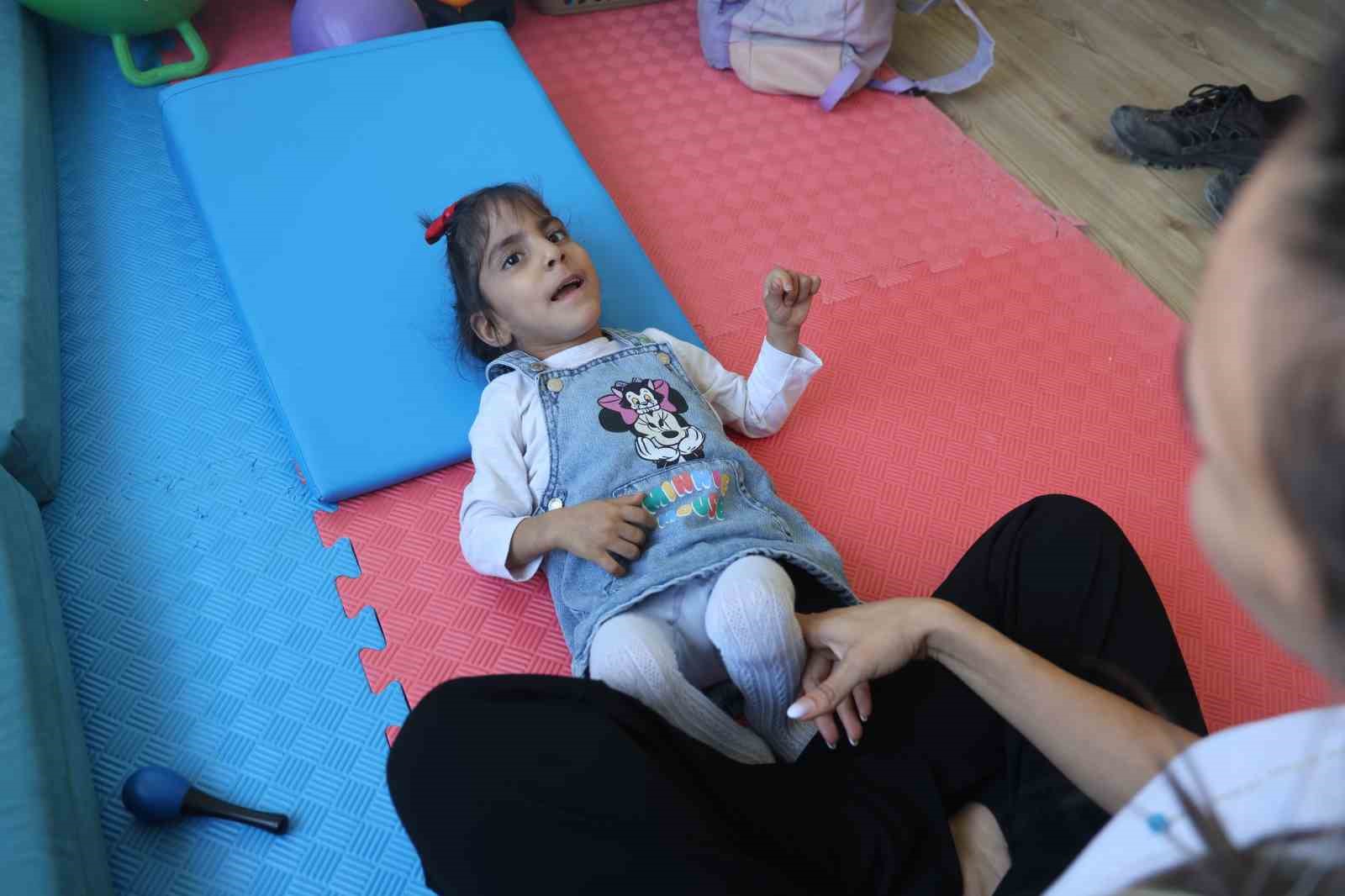 Kendi ayakları üzerinde durmayı başaran serebral palsi hastası Ada Su’nun annesine kendi elleriyle verdiği çiçek yürekleri ısıttı
