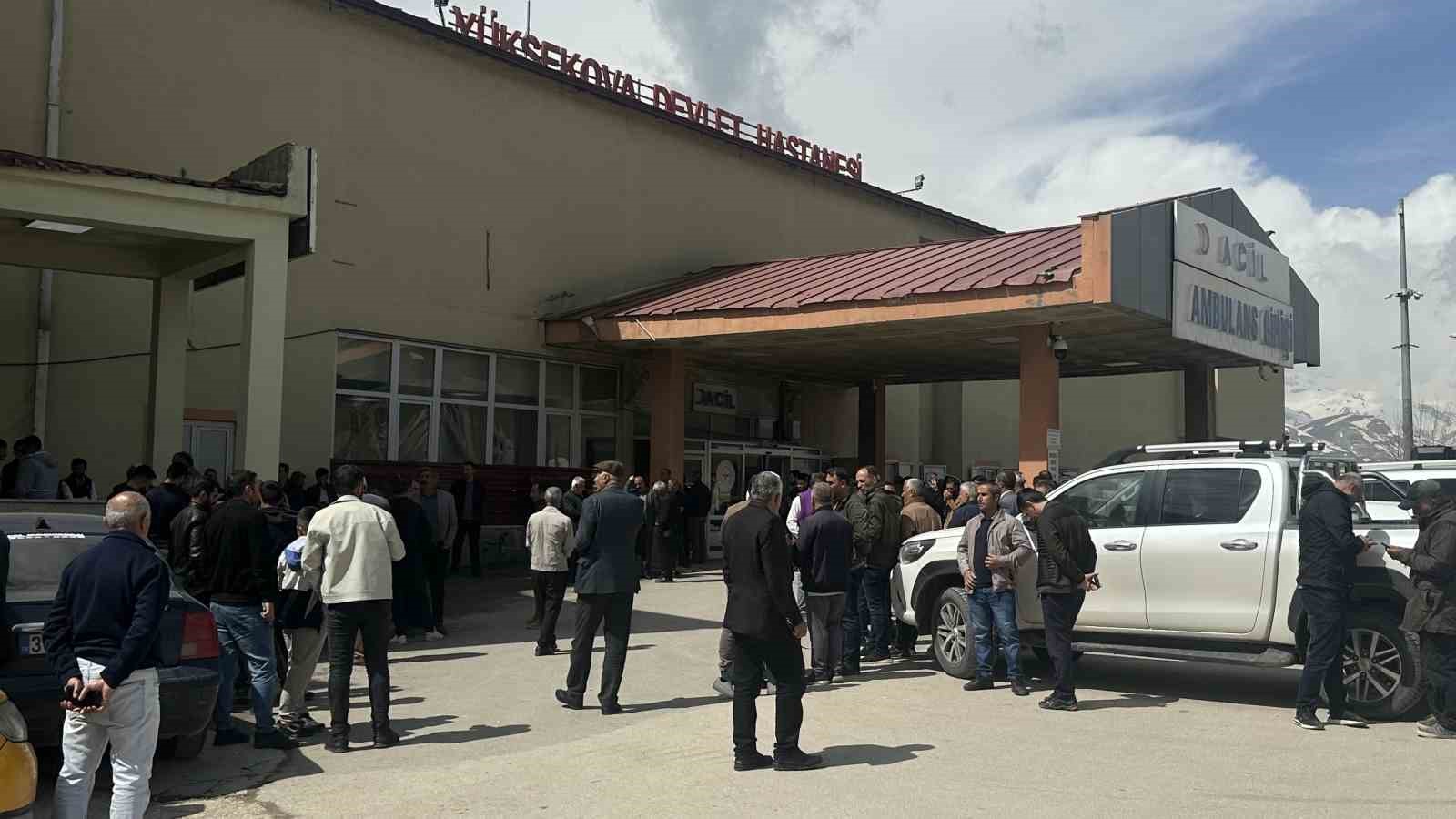 Y&uuml;ksekova&rsquo;da pancar iş&ccedil;ilerini taşıyan minib&uuml;s u&ccedil;uruma yuvarlandı: 1 &ouml;l&uuml;, 7 yaralı
