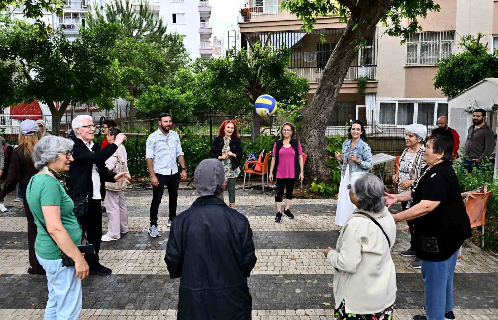 Yaşlı evlerinde bahar şenliği
