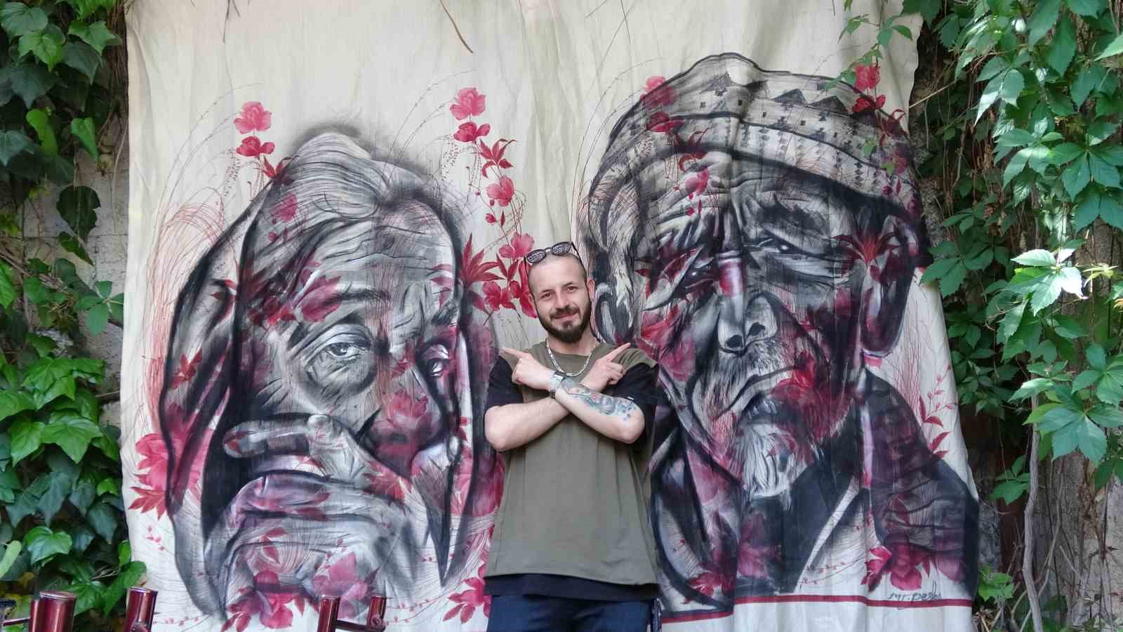 Nostaljik perde ve halıları sanat eserine d&ouml;n&uuml;şt&uuml;r&uuml;yor

