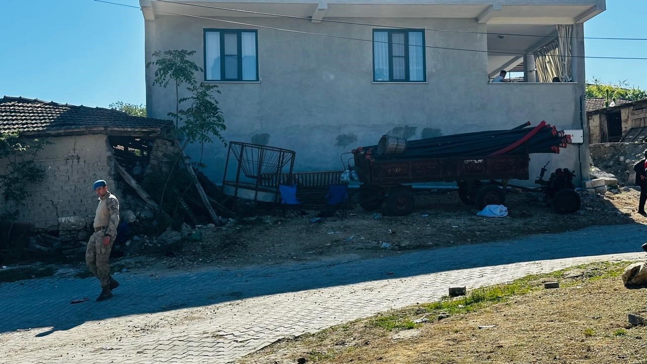 Balıkesir&rsquo;de silahlı kavga; 1 &ouml;l&uuml;, 3 yaralı
