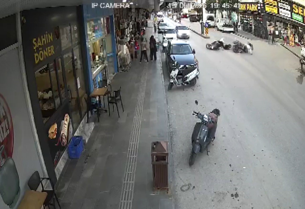 Serik&rsquo;te iki motosiklet &ccedil;arpıştı: 3 yaralı
