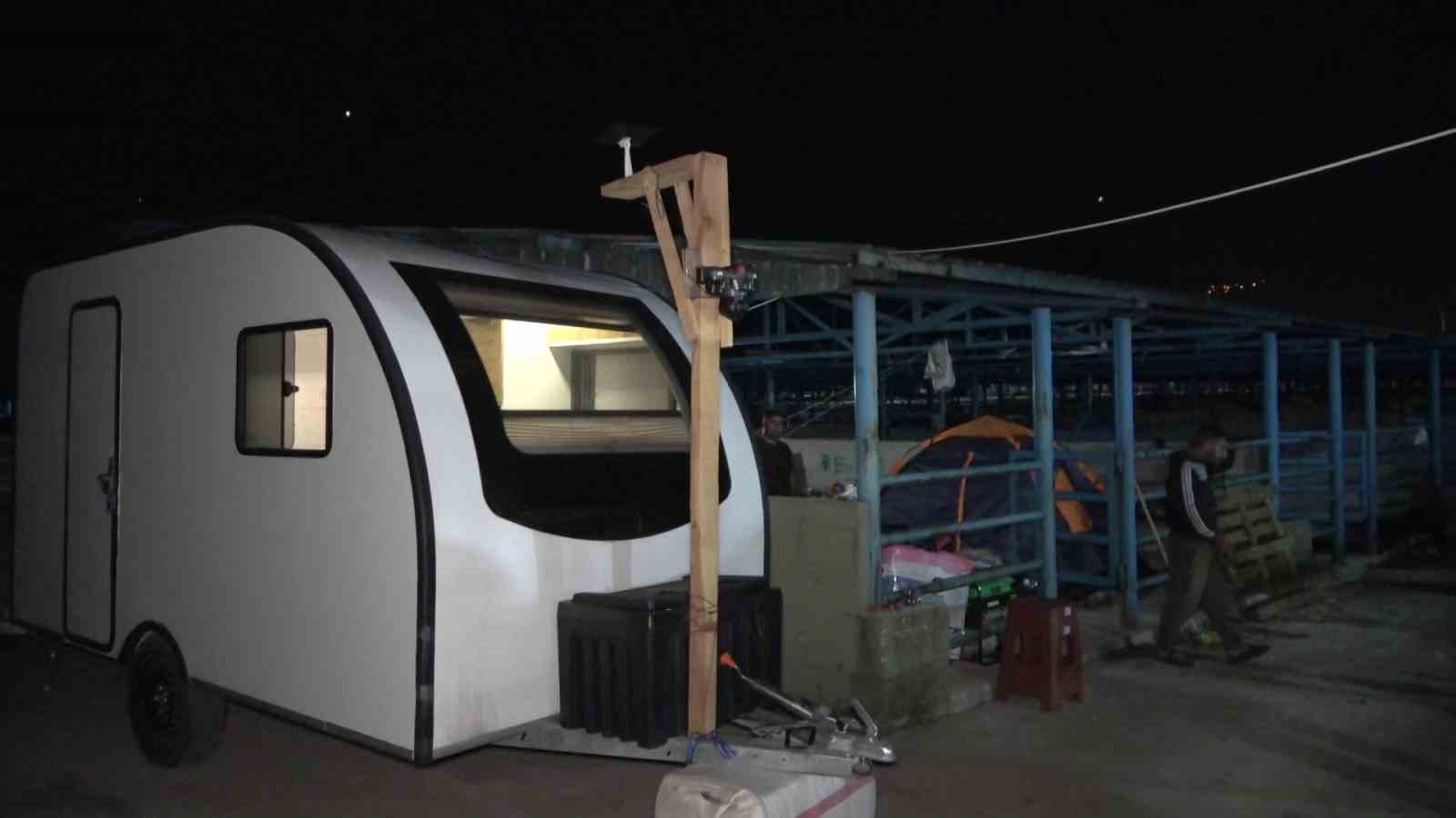 Hayvan pazarında karavan ve çadır kamping...
