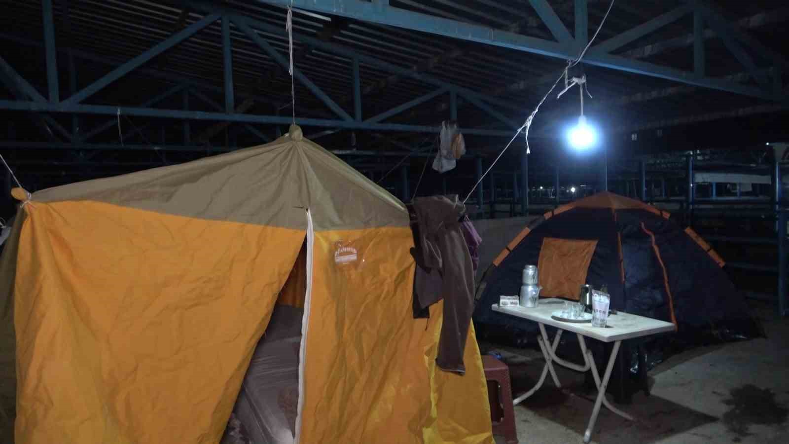 Hayvan pazarında karavan ve &ccedil;adır kamping...
