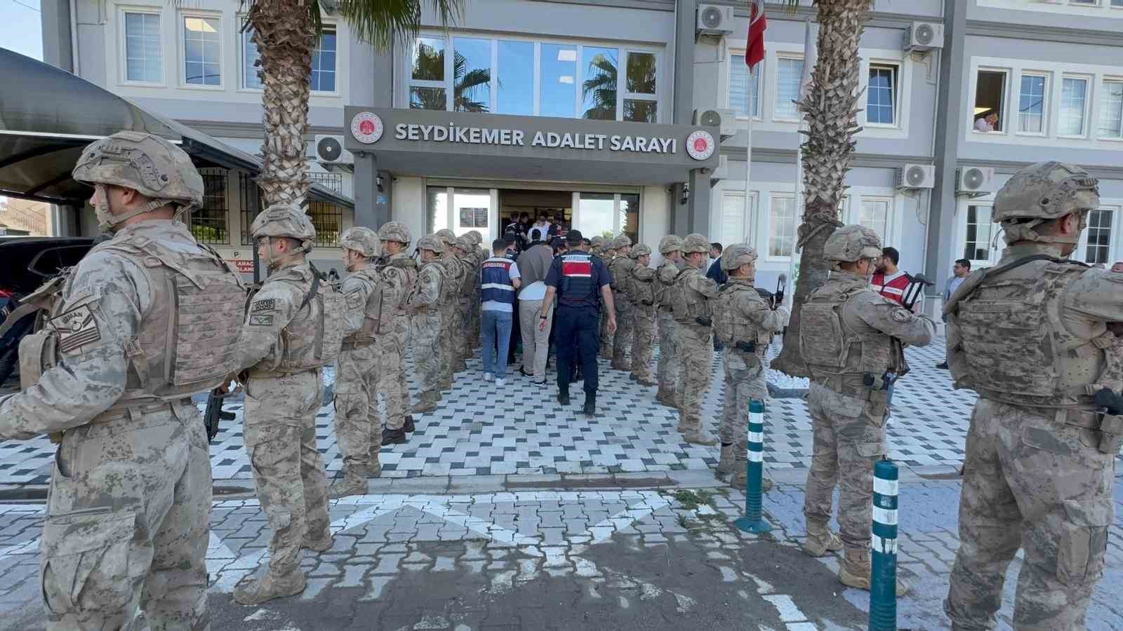 Daltonlar&rsquo;a darbe: 10 tutuklama
