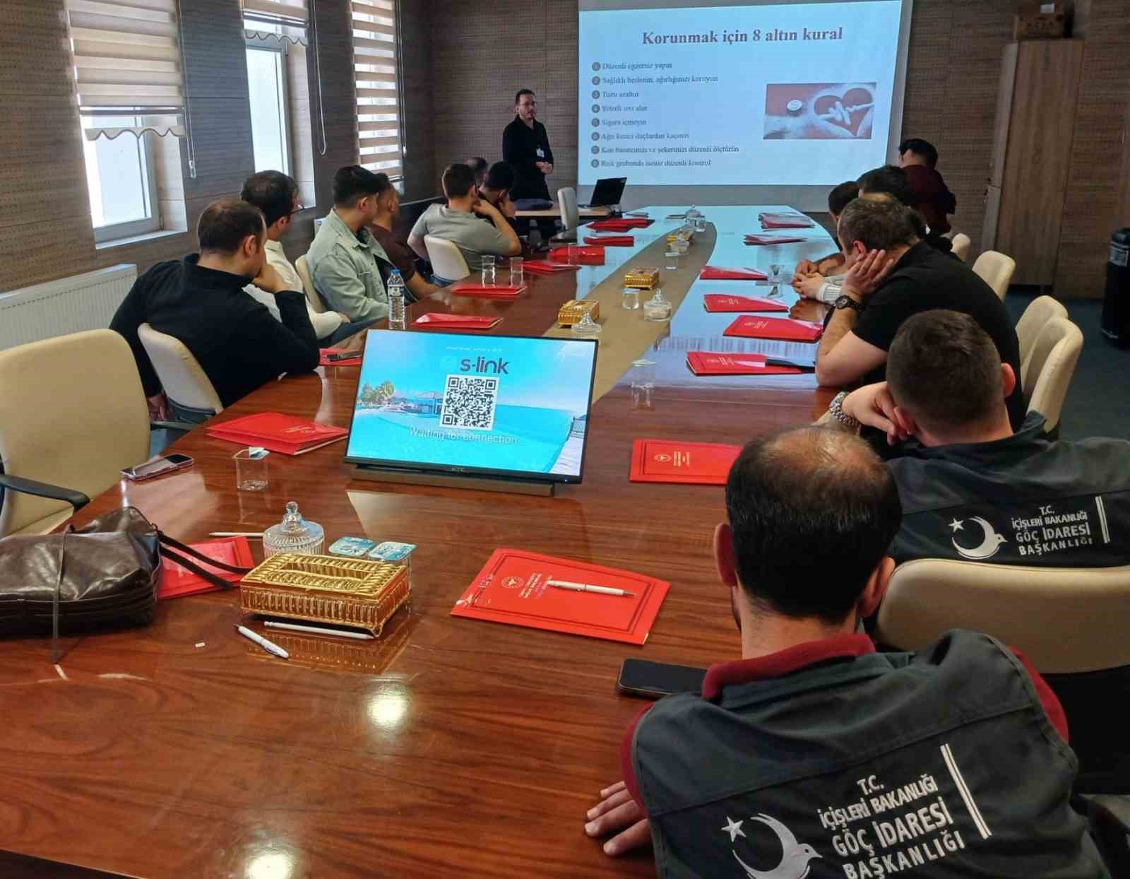 Göç İdaresi personellerine halk sağlığı eğitimi verildi
