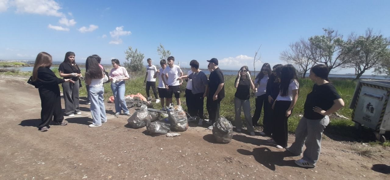 Lise &ouml;ğrencilerinden sulak alan temizliği
