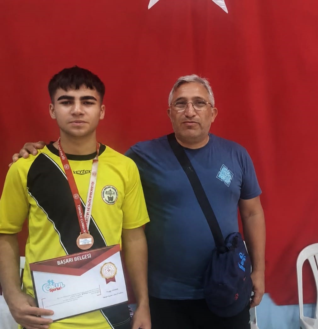 Yatılı b&ouml;lge okulundan T&uuml;rkiye &uuml;&ccedil;&uuml;nc&uuml;l&uuml;ğ&uuml;ne
