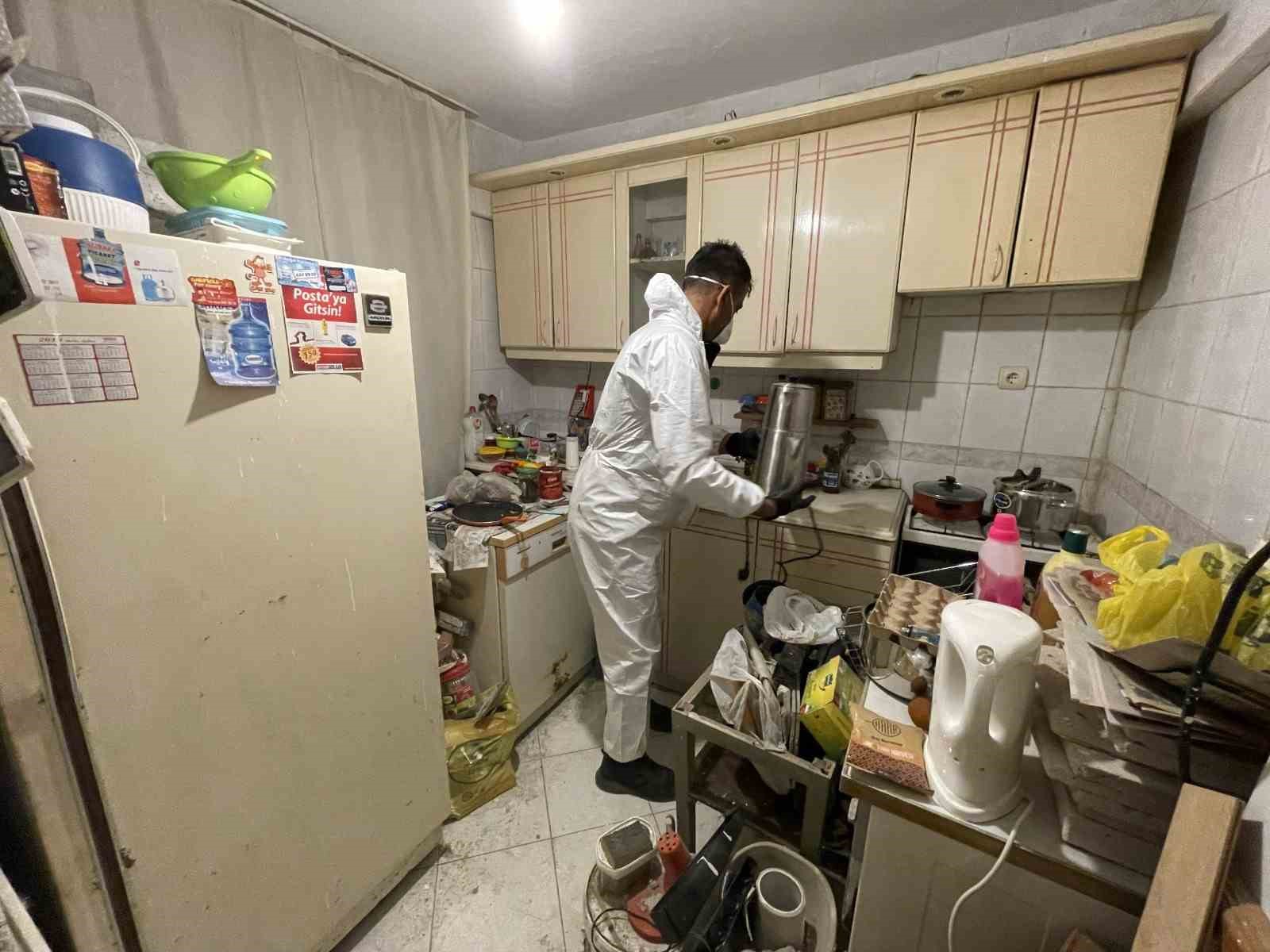 İzmir&rsquo;de &ccedil;&ouml;pl&uuml;ğe d&ouml;nen evden 10 ton atık &ccedil;ıkartıldı

