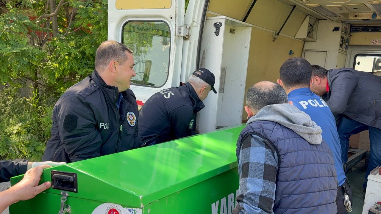 Yangından kurtulmuştu, sokakta &ouml;l&uuml; bulundu
