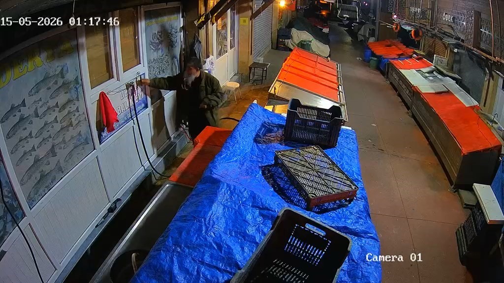 Balık&ccedil;ı d&uuml;kkanında asılı masat ve kancayı alıp g&ouml;t&uuml;rd&uuml;
