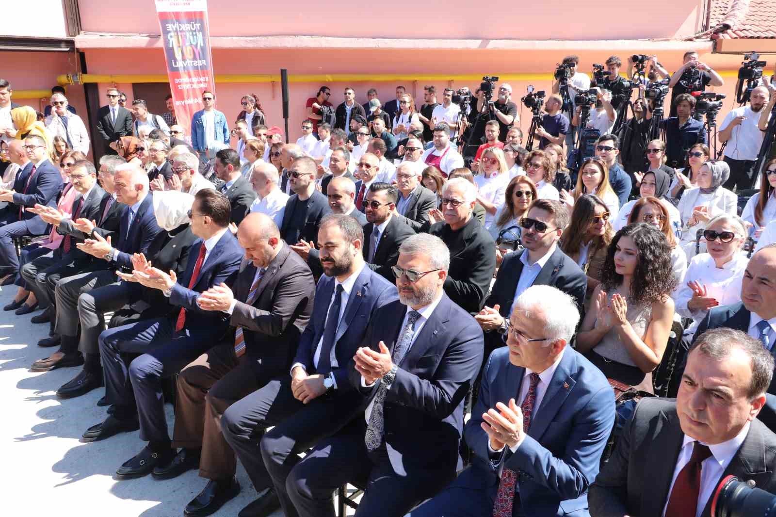 K&uuml;lt&uuml;r ve Turizm Bakanı Ersoy: "K&uuml;lt&uuml;r Yolu Festivali, Eskişehir esnafına can suyu olacak"

