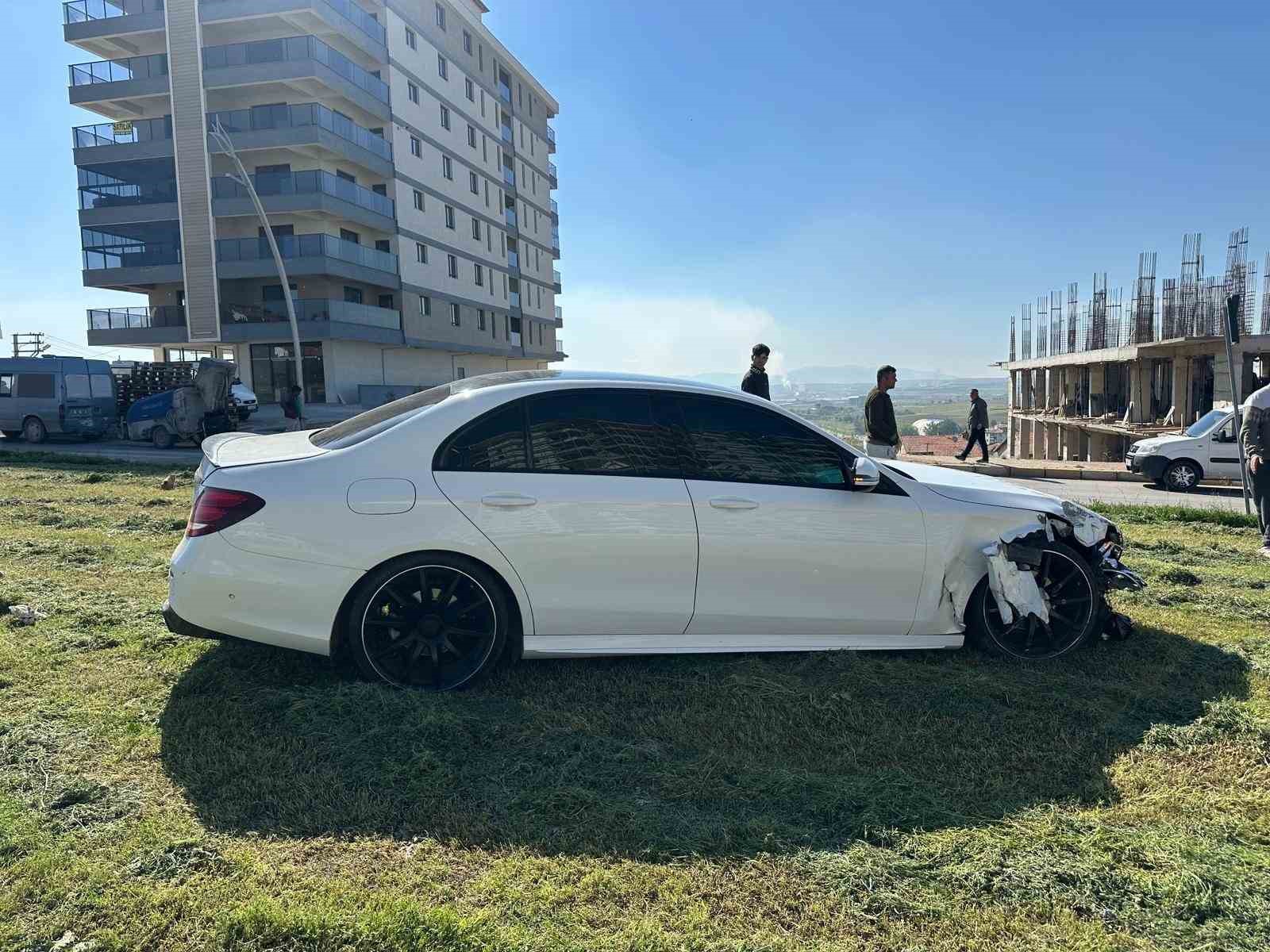 Uşak&rsquo;ta park halindeki araca &ccedil;arpan otomobil kazaya neden oldu: 4 yaralı
