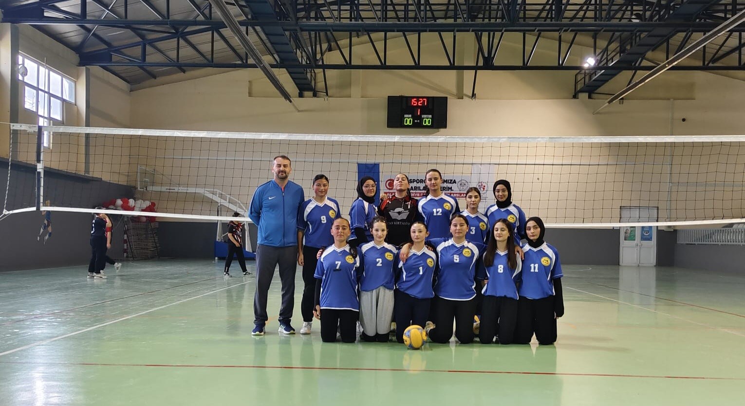 Alaca&rsquo;da lise &ouml;ğrencileri kıyasıya m&uuml;cadele etti
