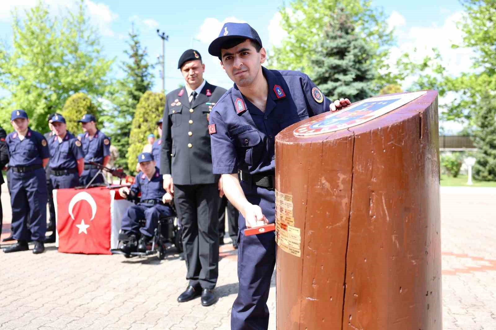 &Ouml;zel bireyler &uuml;niforma giyip yemin etmenin gururunu yaşadı
