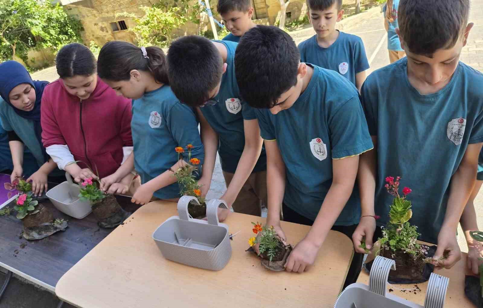 &Ouml;ğrenciler &ccedil;i&ccedil;eklerle iyilik mesajı verdi
