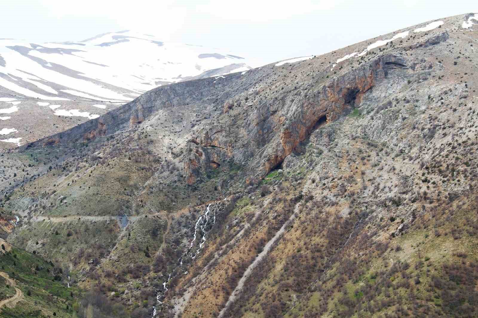 Eriyen kar suları şelaleye d&ouml;n&uuml;şt&uuml;
