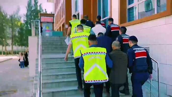 Yalova merkezli 3 ilde g&ouml;&ccedil;men ka&ccedil;ak&ccedil;ılığı operasyonu: 3 tutuklama
