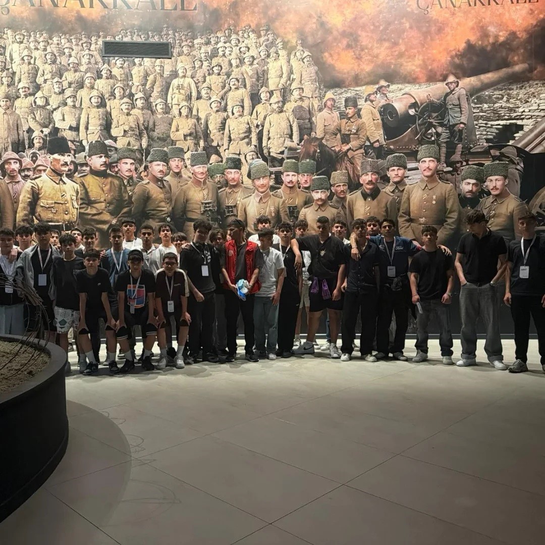 Menteşeli g&ouml;n&uuml;ll&uuml; gen&ccedil;lerden &Ccedil;anakkale&rsquo;ye anlamlı ziyaret
