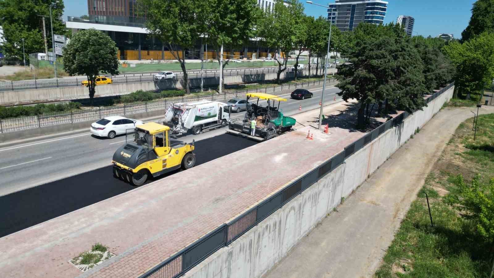 İstanbul Yolu&rsquo;nda hummalı asfalt &ccedil;alışması
