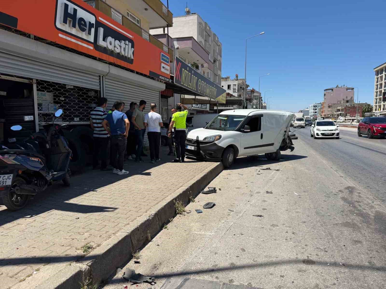 Kamyonetin lastiği patladı, muhtemel facia kılpayı &ouml;nlendi
