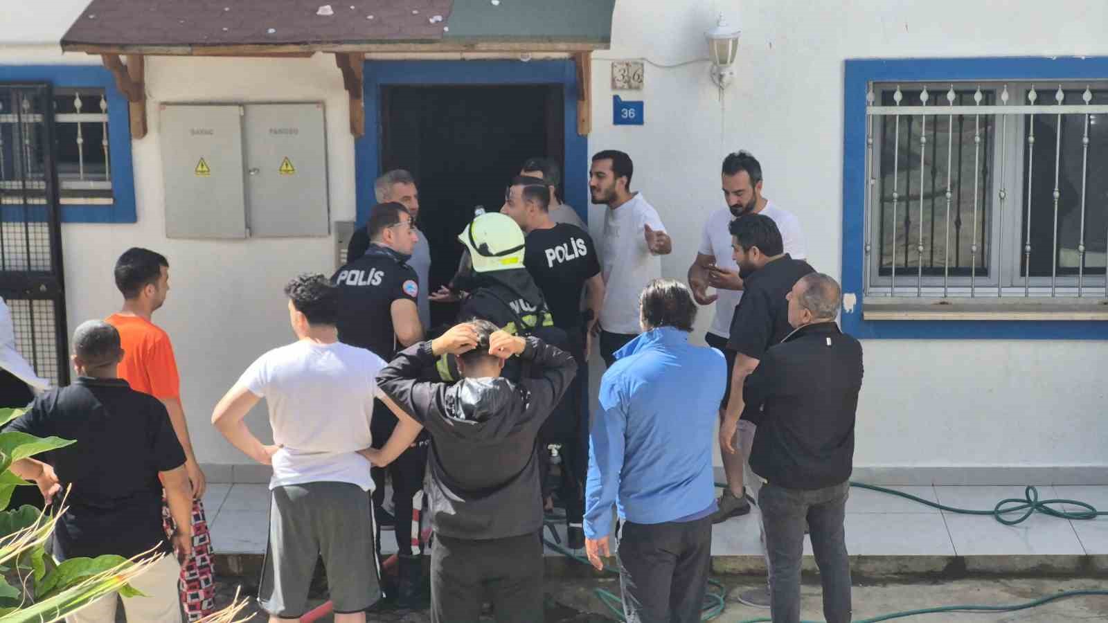 Elektrik hattı patladı, &ccedil;ıkan yangında 2 kişi mahsur kaldı
