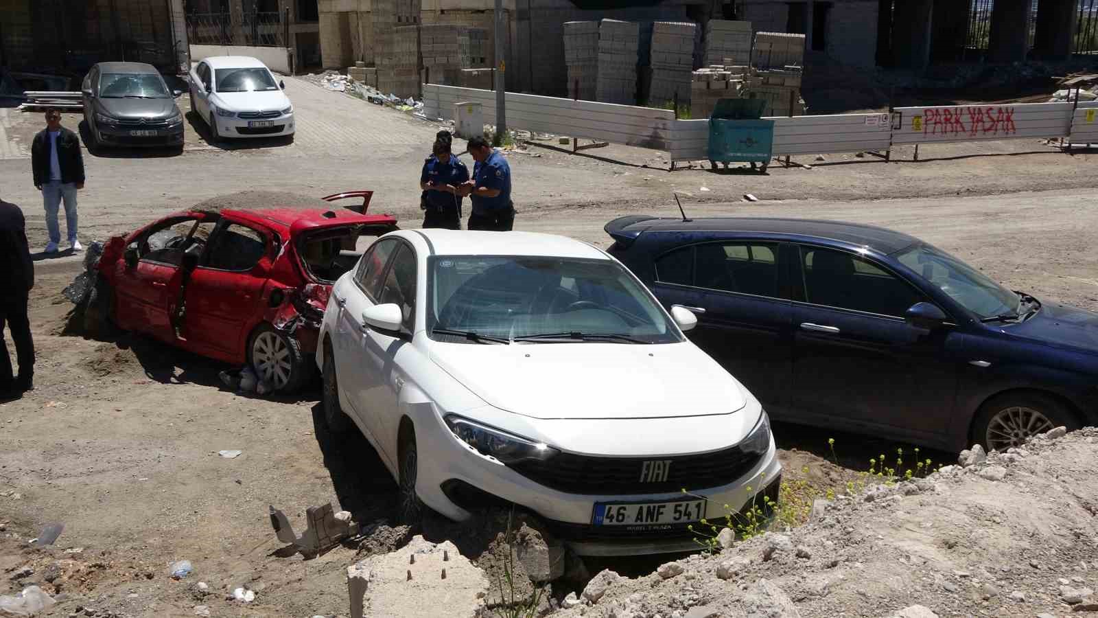 Freni boşalan kamyon 7 araca &ccedil;arptı: 6 yaralı
