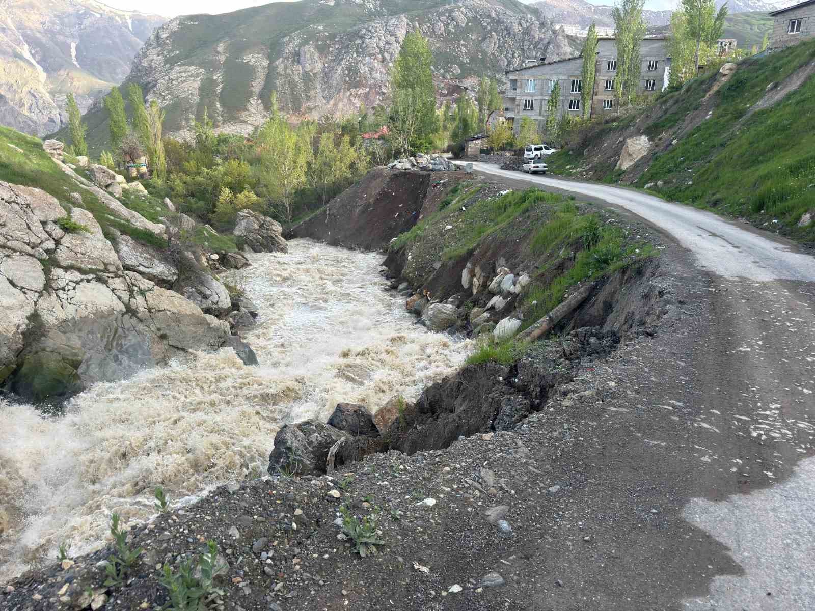 Hakkari&rsquo;de iki mahalleyi bağlayan yol &ccedil;&ouml;kt&uuml;
