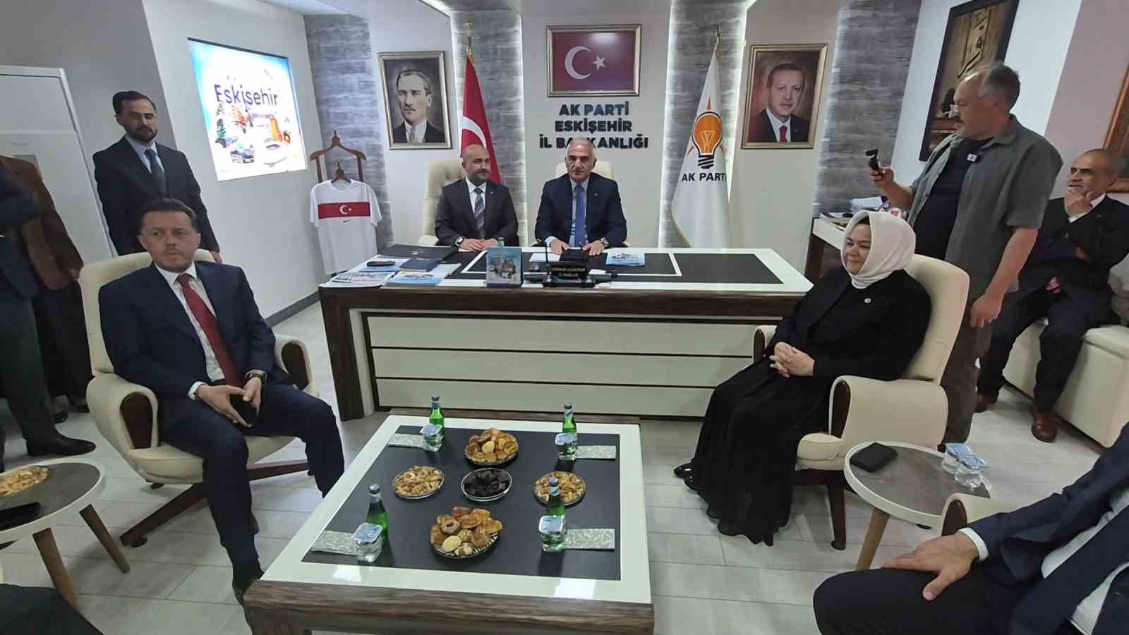 Bakan Ersoy&rsquo;dan AK Parti Eskişehir İl Başkanlığı&rsquo;na ziyaret
